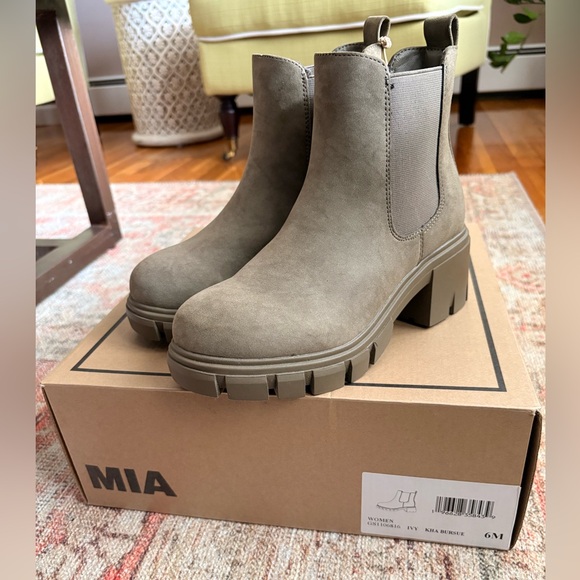 NWT Mia Olive Khaki Suede Chelsea Boots - Picture 6 of 7